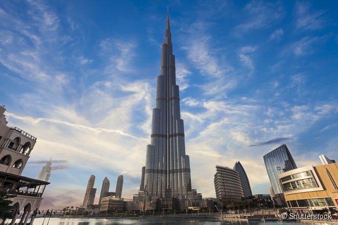 O Burj Khalifa se tornou uma das principais atrações de Dubai por ser o maior prédio do mundo e ter o deck de observação mais alto