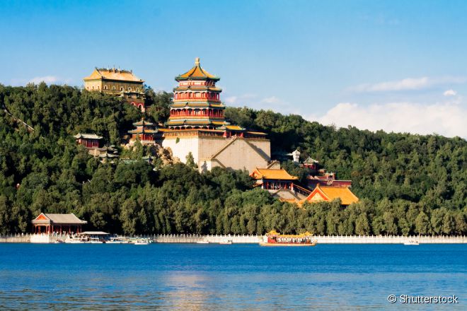 O Lago Yanqi possui montanhas para fazer trilhas e paisagens incríveis, incluindo uma da Muralha e templos de telhados vermelhos