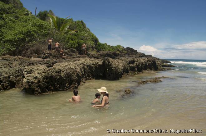 Rica em piscinas naturais e com um mar agitado, Itacarezinho é uma das praias rurais acessíveis por trilhas