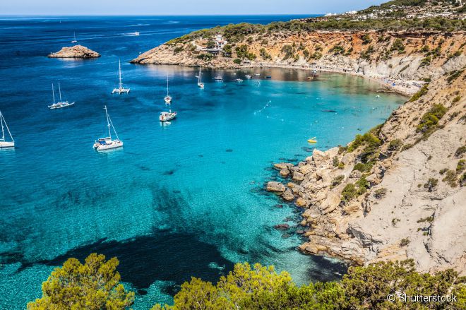 A paradisíaca praia Cala d'Hort é um dos lugares mais fotogênicos de Ibiza