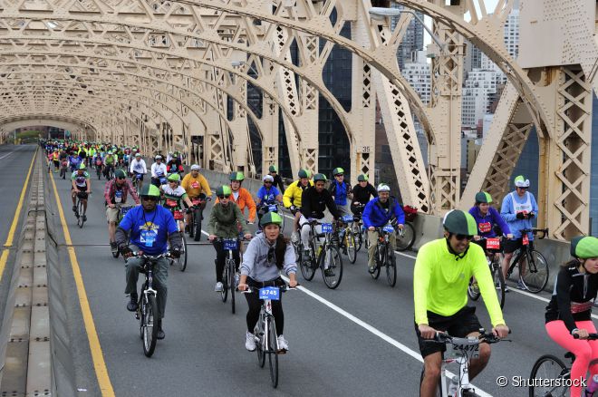 O evento ciclístico TD Five Boro Bike Tour ganha as ruas de Nova York no primeiro domingo de maio