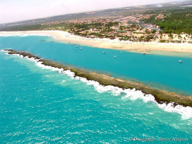 A Praia do Francês e sua extensa barreira de recifes